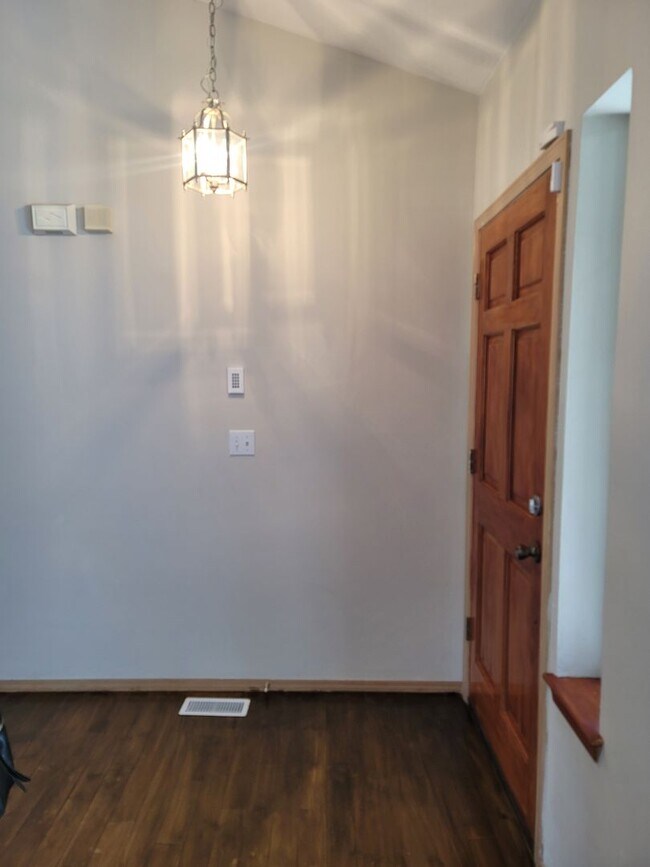 Building Photo - Elk Run 2 story home -  3 bedroom and 2.5 ...