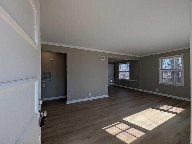 Foto del edificio - Fully Renovated Home with Sunroom, Garage & Huge Fenced Yard