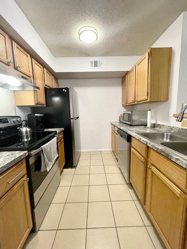 Building Photo - Newly Updated 2B/2B Furnished Condo near B...