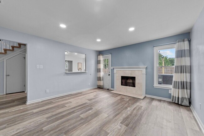 Building Photo - 5353 Lynbrook Ln