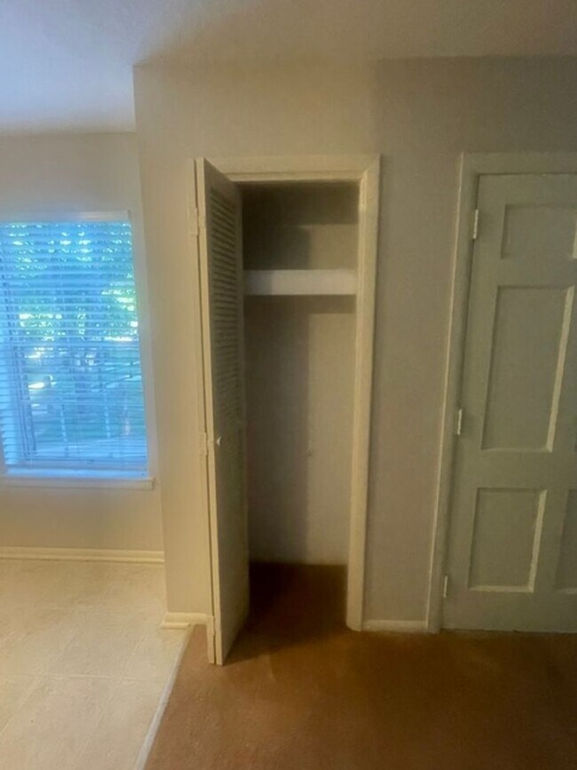 Building Photo - Convenient Location, First Floor Condo