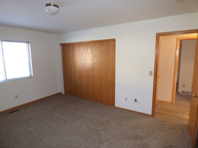 Building Photo - Beautiful 2 Bed/1 Bath Ranch Style Townhome!