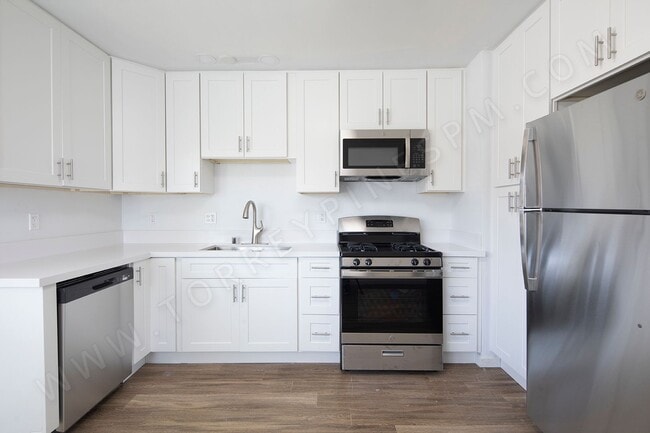 Foto del edificio - 2 WEEKS FREE!!! 2 BR with Partial Bay Views and Parking!