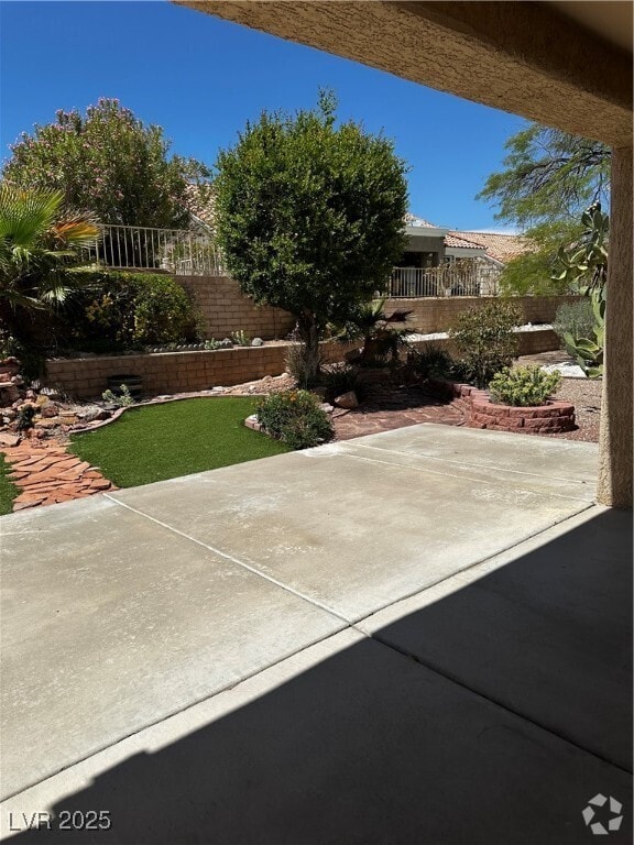 Building Photo - 2521 Highvale Dr