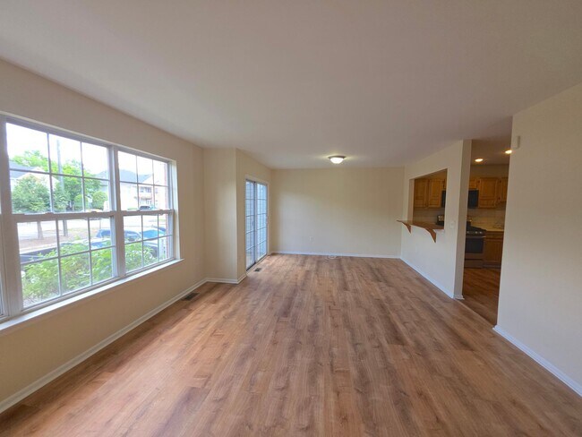Foto del edificio - Everything YOU deserve in a 3-bedroom, 2.5 bathroom townhouse with lots of updates, almost 1,700 ...