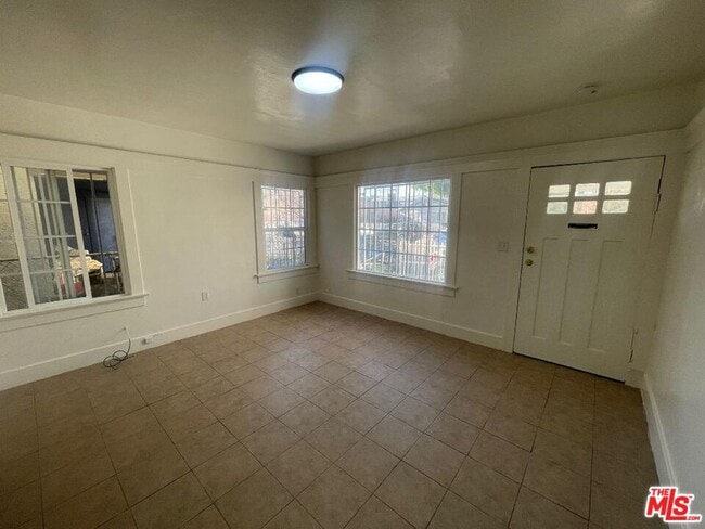 Building Photo - 708 W Vernon Ave
