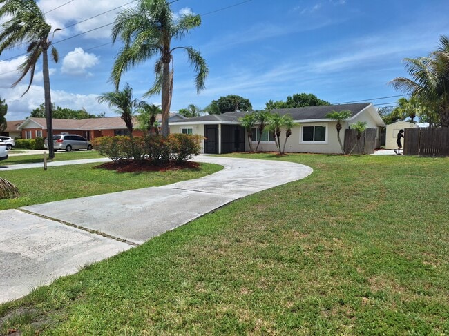 Building Photo - 573 SE Floresta Dr