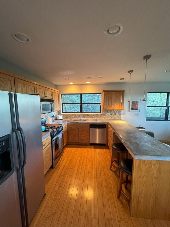 Foto del edificio - 2-Bed, 1-Bath Mountain Cabin Retreat with ...