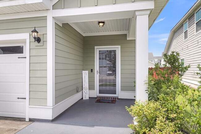 Building Photo - Fully Furnished 3 Bedroom, 2.5 Bathroom Ho...