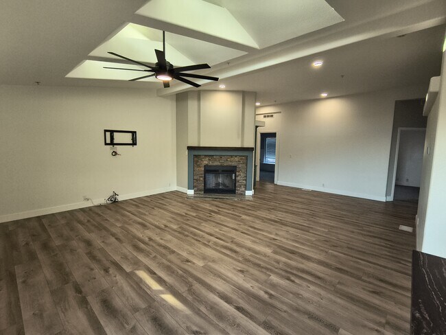 Building Photo - 2828 La Cresta Rd