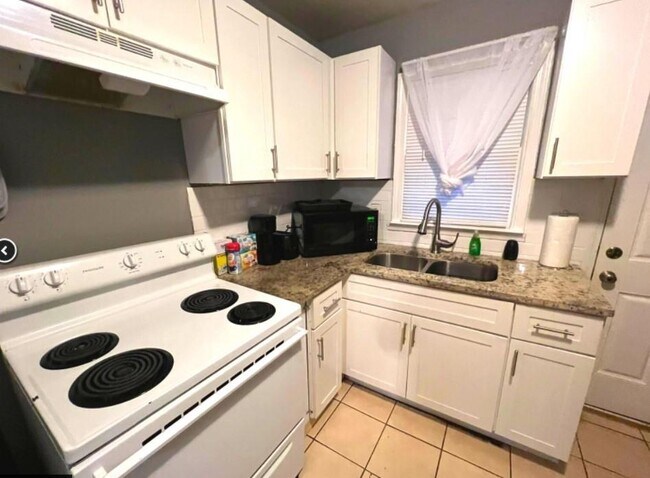 Building Photo - 2861 Eastwood Dr