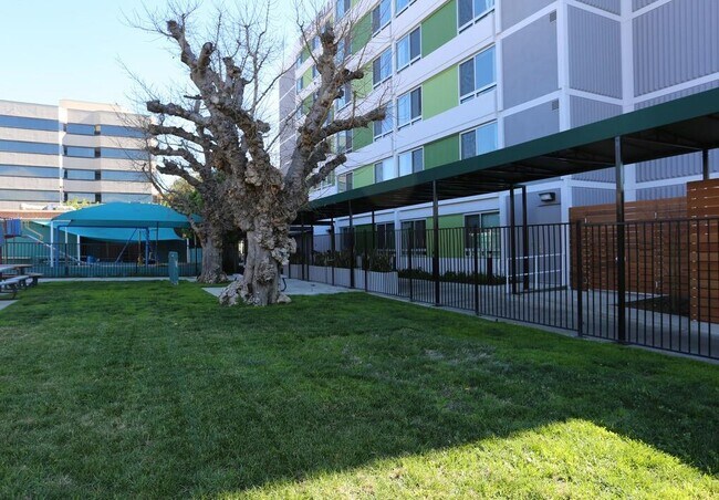 Foto del edificio - 14650 Sherman Way