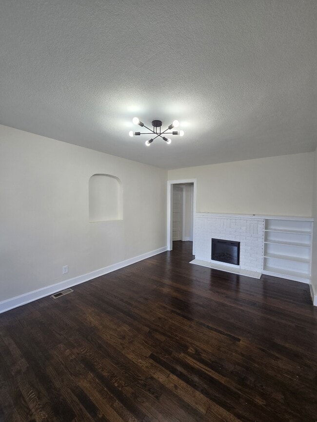 Building Photo - 647 S Green St