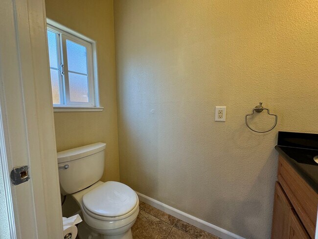 Building Photo - 3 Bedroom and 2.5 Bathroom 2-Story SFH in ...