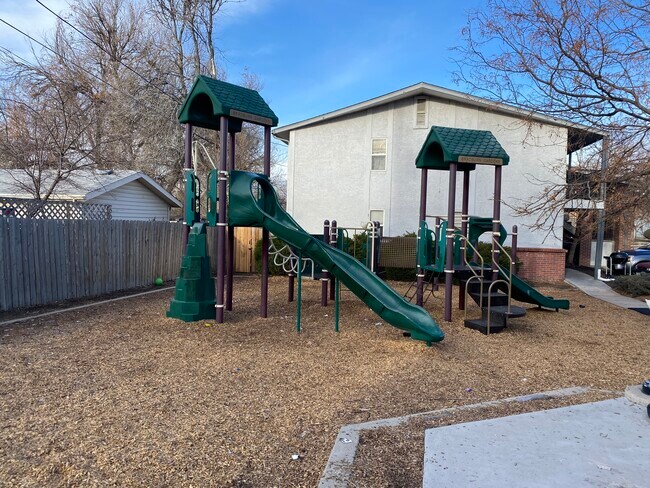 ¡Área de juegos para niños - 7545 Bradburn Blvd
