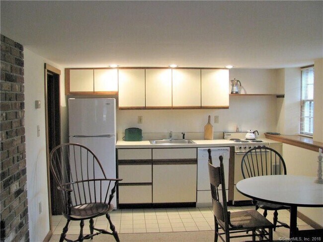 Foto del edificio - 132 West Main Street, Unit A