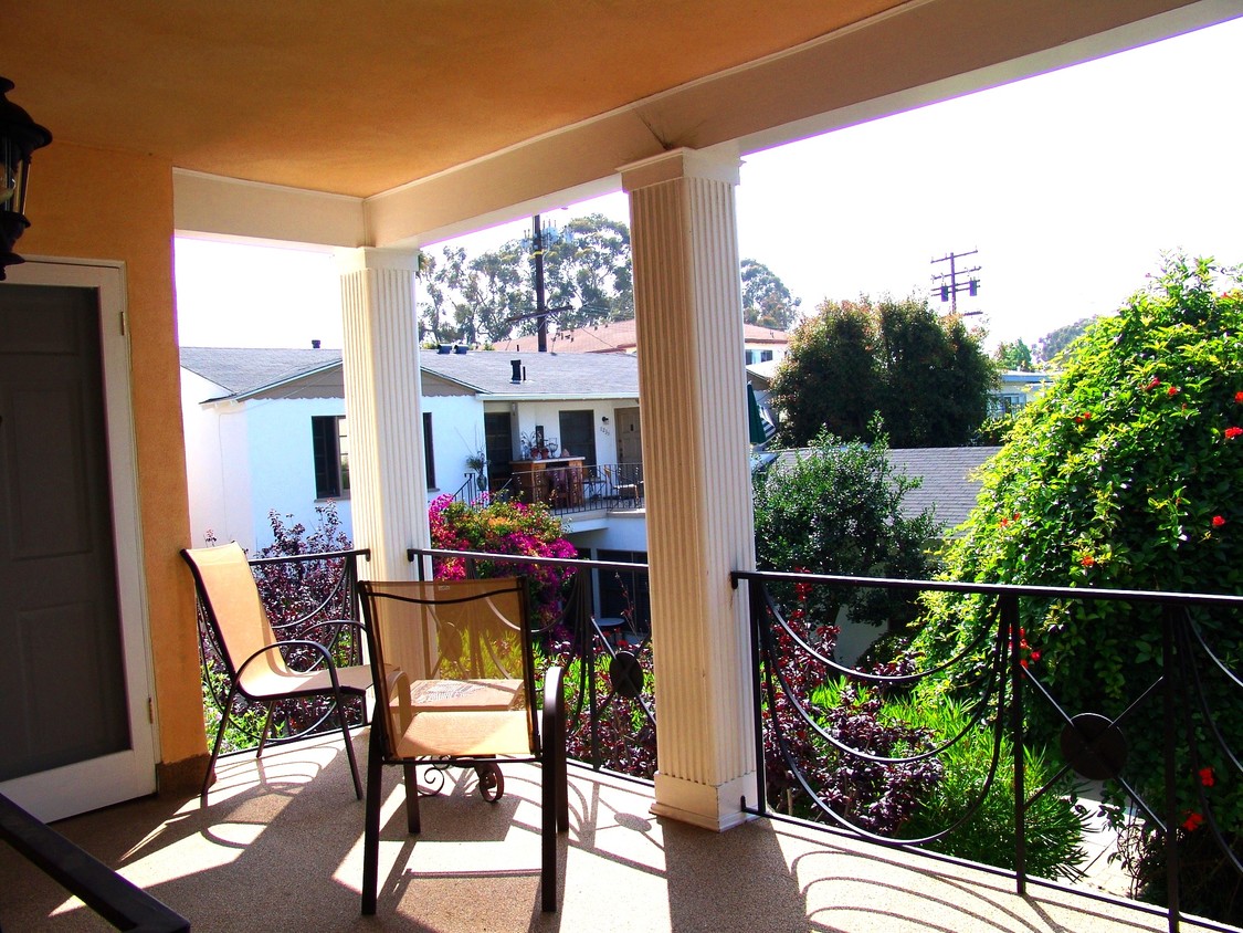 Patio overlooking lush garden - 817 6th St