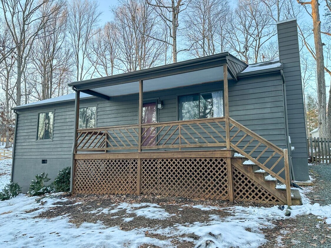 Primary Photo - 3 Bedroom Ranch inside Lake Monticello Com...