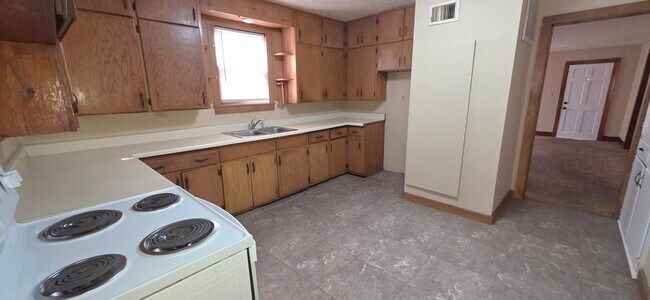 Building Photo - Quaint 3 bedroom home near Drury University $895!