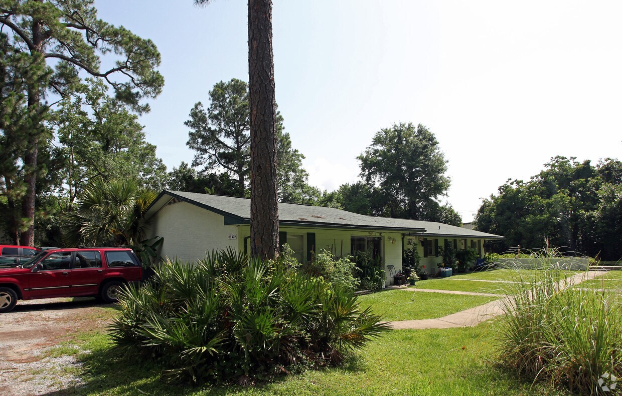 Foto del edificio - 546-548 Cove Dr