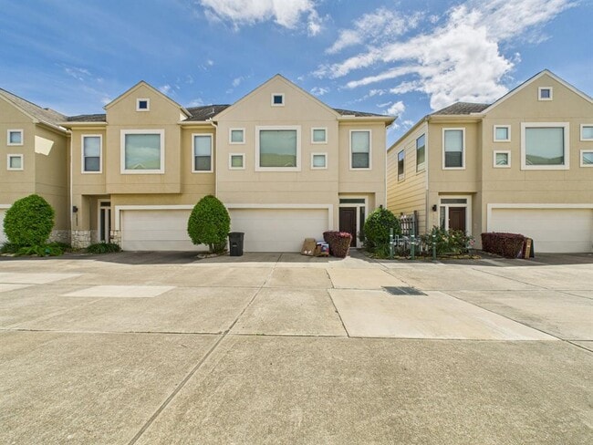 Building Photo - 3805 Center Plaza Dr