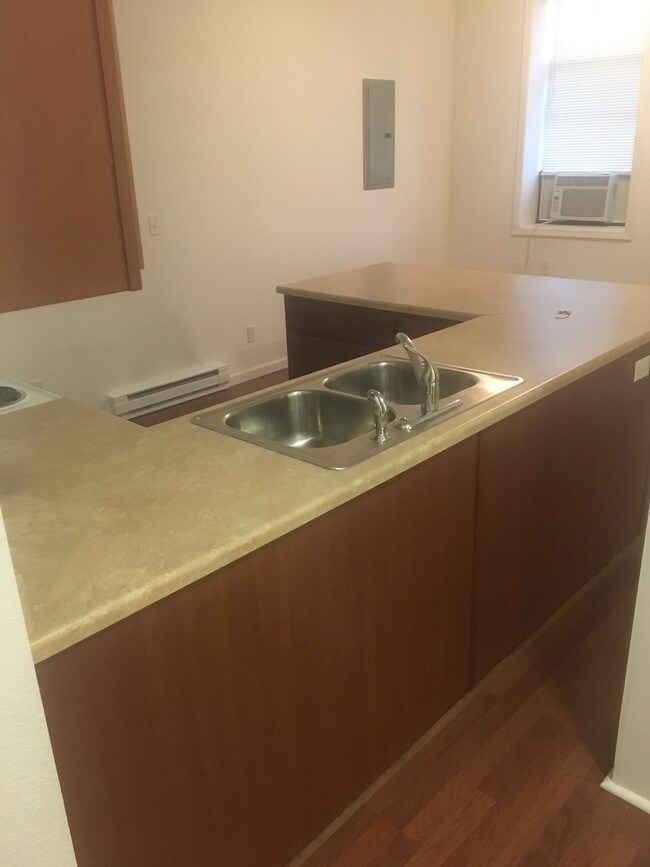 Building Photo - 601 Main St