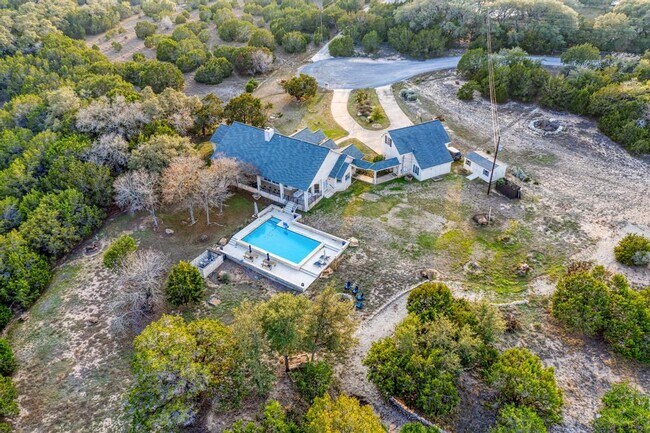 Foto del edificio - 401 Roy Creek Ln