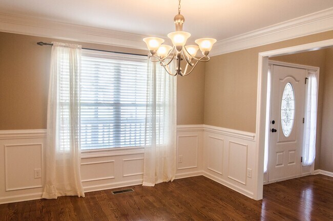 Building Photo - Pet Friendly Three Bedroom with Bonus!
