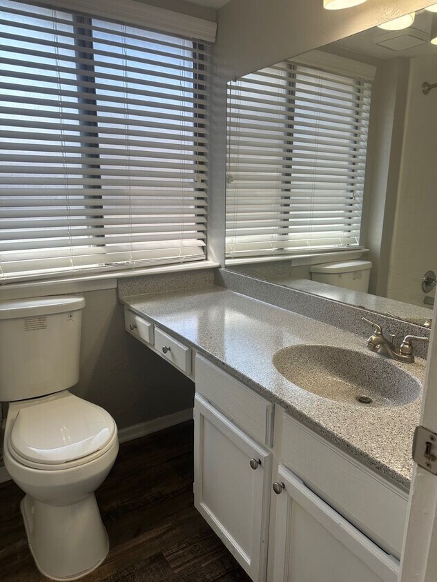 Building Photo - 2bed 2.5 bath Townhome