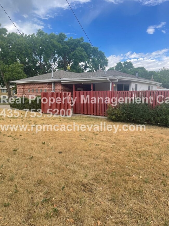 Building Photo - 5 bedroom home close to USU! Pet friendly.
