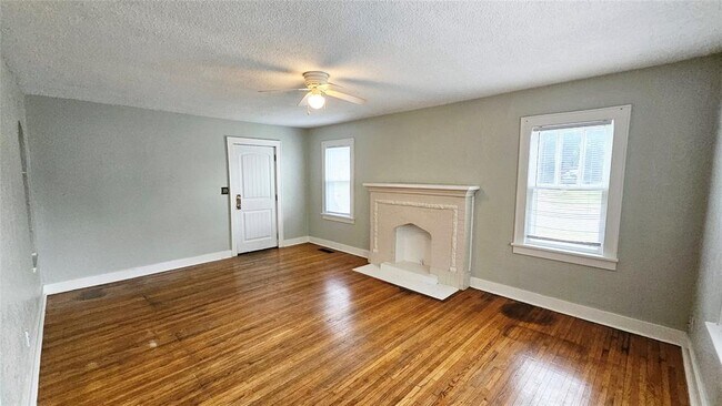 Building Photo - 1136 N Villa Ave