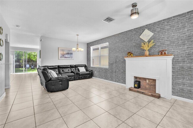 Building Photo - 2190 SE 2nd St