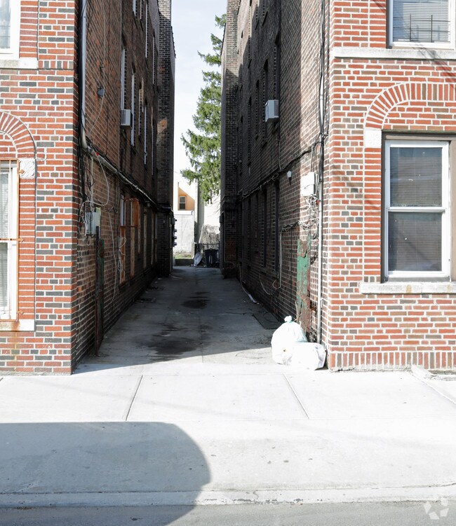 Building Photo - 839 E 218th
