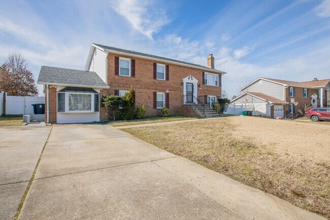 Building Photo - Beautiful 5 BR/3 BA Single-Family Home wit...