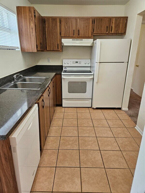 Building Photo - 702 Gilbert Ave S