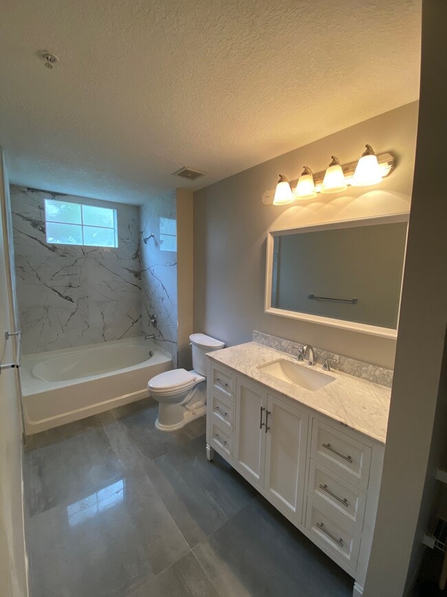 Master bath - 9857 Baywinds Dr Apt 9112