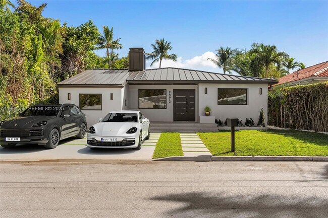 Foto del edificio - 9073 Dickens Ave