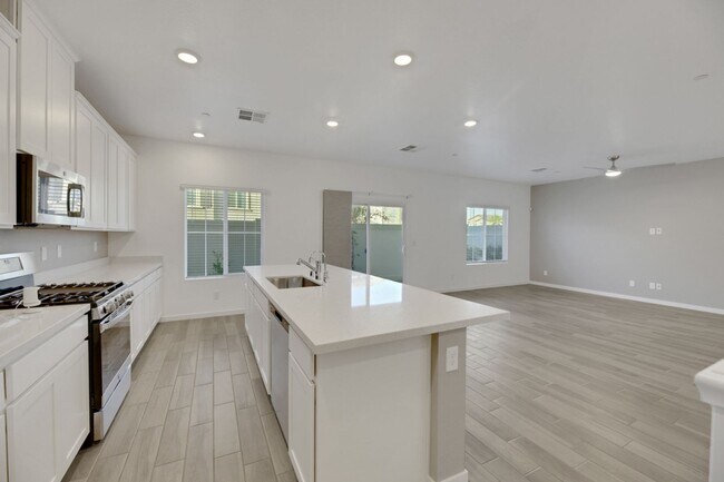 Building Photo - Beautiful Cadence Townhome!