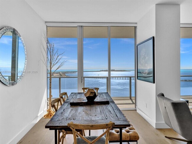 Foto del edificio - 1300 Brickell Bay Dr