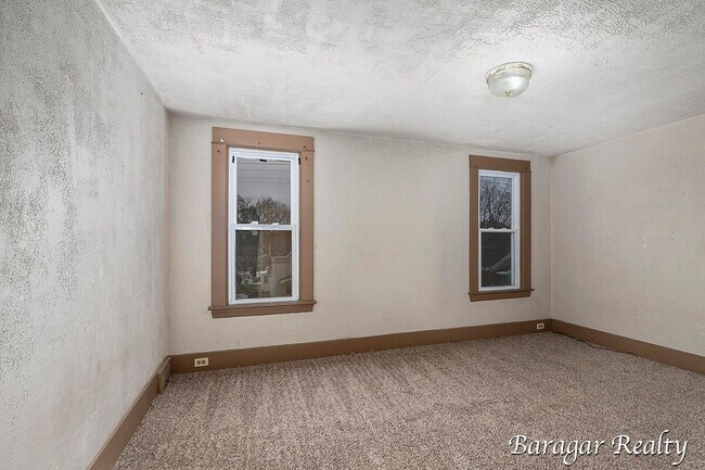 Building Photo - 428 Leonard St NE