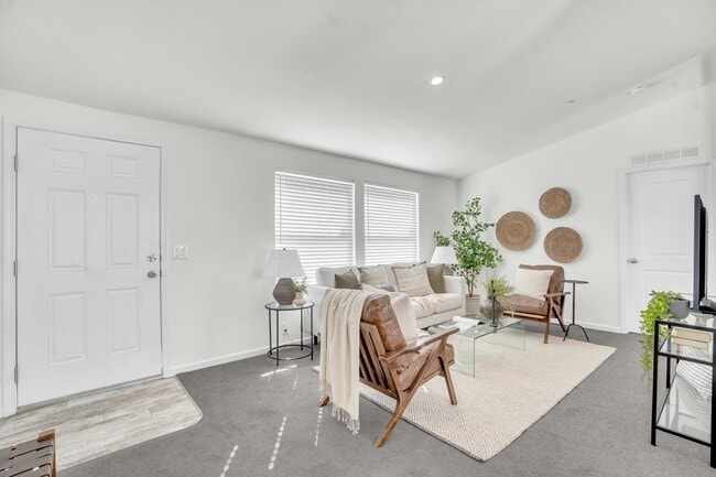 Building Photo - Newly 3 Bedroom / 2 Bathroom Home in Excel...