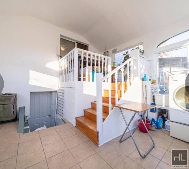 Primary Photo - 92 AVENUE