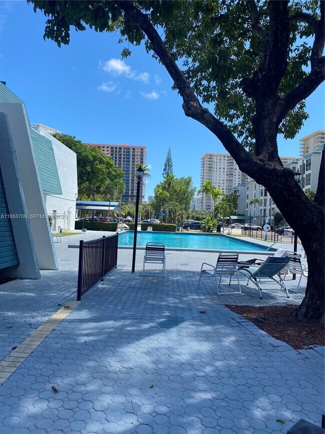 Foto del edificio - 200 177th Dr