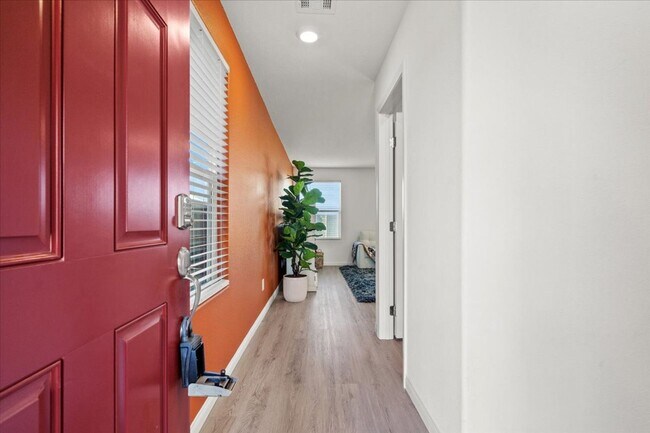 Foto del edificio - Newer Build 4-Bedroom Home with Chef’s Kitchen & Entertainer’s Backyard