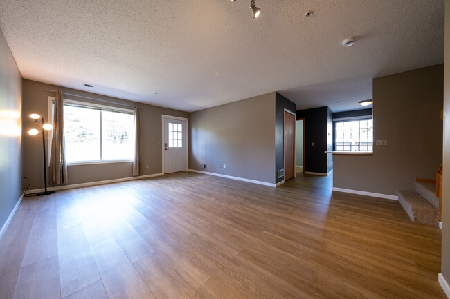 Building Photo - 8490 Minuteman Alcove