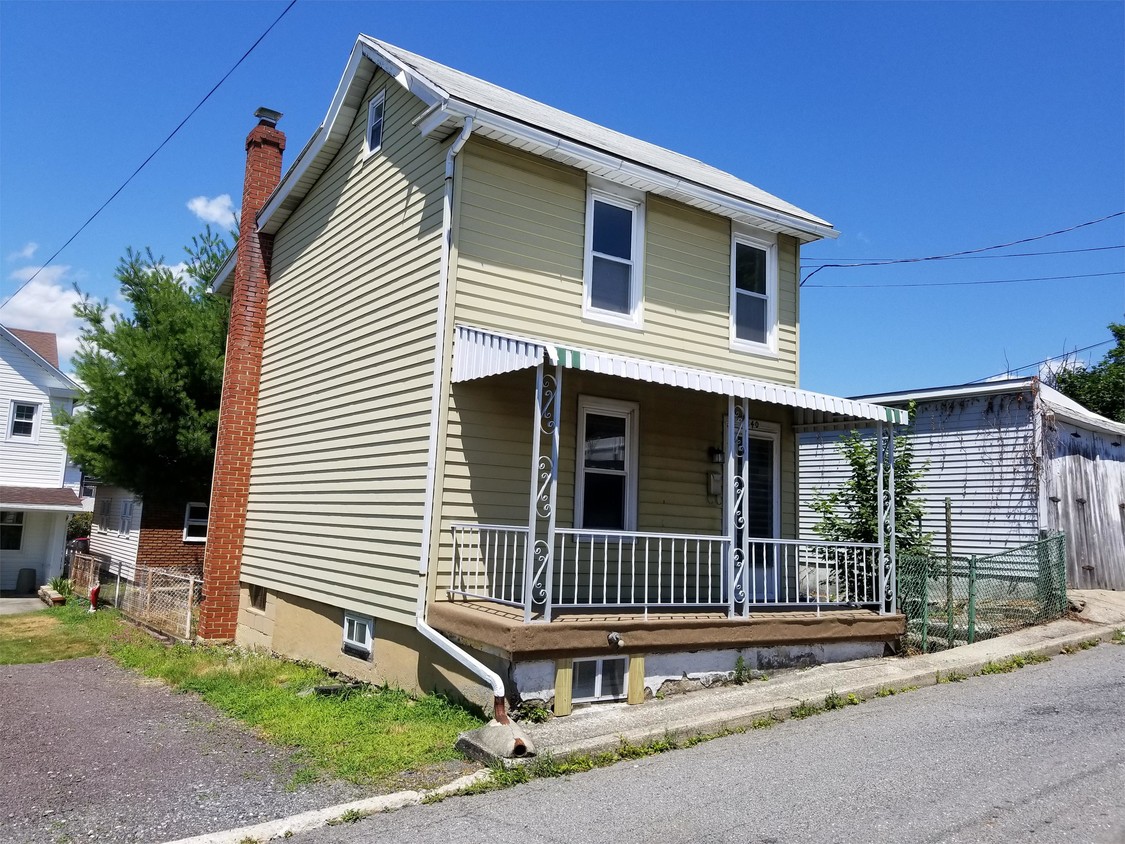 Primary Photo - 240 E Ridge St