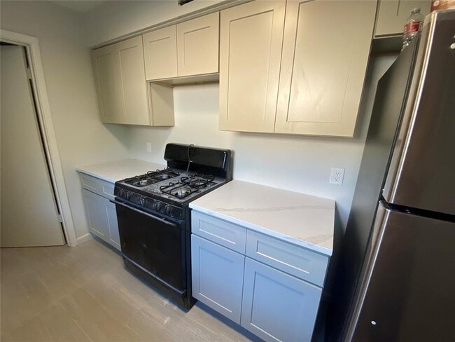 Building Photo - 2222 Mission Hill Dr