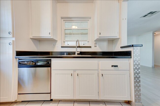 Foto del edificio - 10878 Aderman Ave