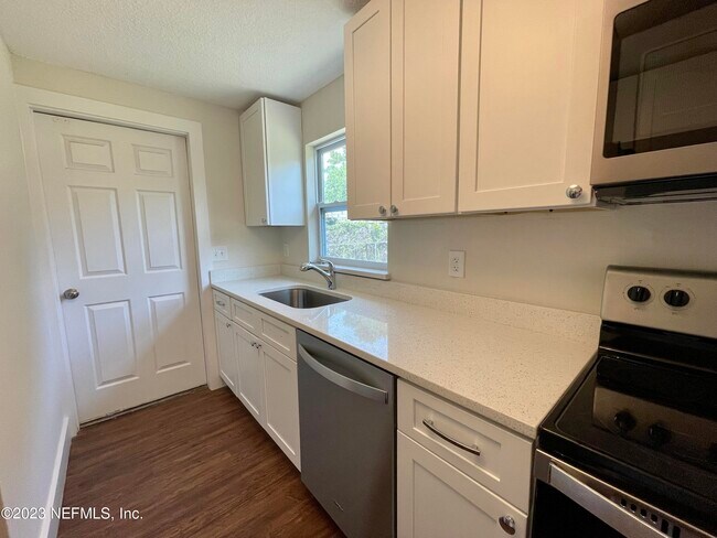 Building Photo - 10867 Bahia Dr