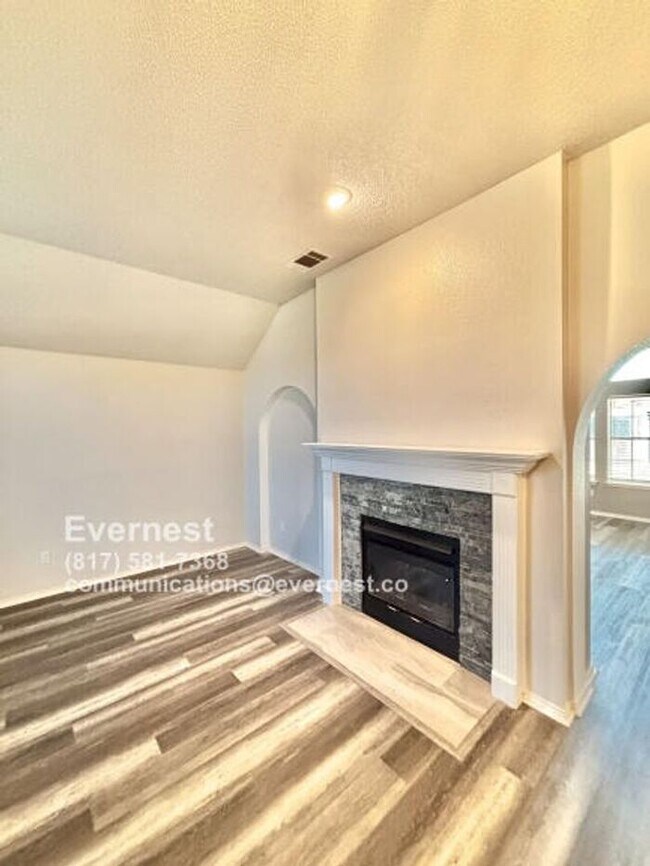 Building Photo - Spacious 3-Bedroom Home with Fenced Yard a...